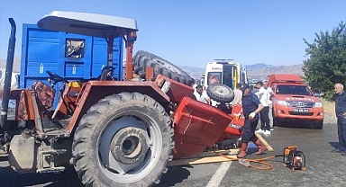 Tırla çarpışan traktörün sürücüsü öldü