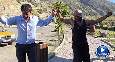 Portekizli turist Tortum Şelalesi'nde Erzurum havası oynadı