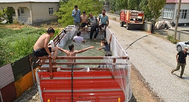 Traktör römorkunu havuza çevirdi