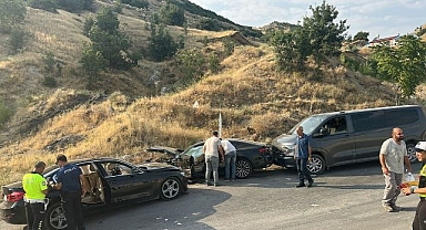 Üç otomobilin karıştığı zincirleme kazada 5 kişi yaralandı
