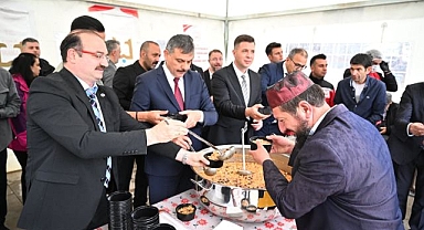 Vali Çiftçi ve Rektör Hacımüftüoğlu'ndan aşure ikramı