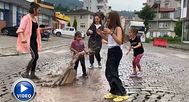 Yağmur bu kez eğlenceye dönüştü