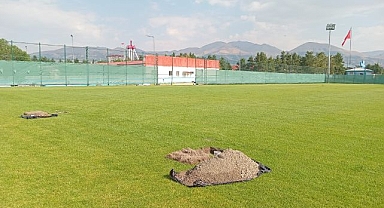 Yeni sahanın direkleri geldi