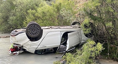 Yoldan çıkarak dereye devrildi: 4 yaralı