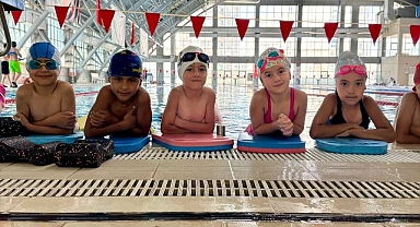 Yüzme öğrenen çocuklar güvenli ortamda serinliyor