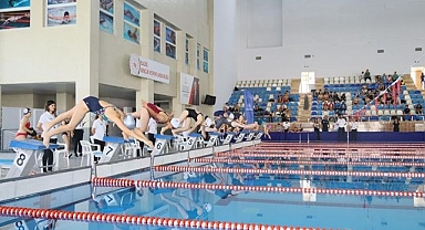 Yüzme sporcuları kıyasıya mücadele etti