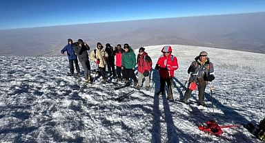 12 sporcu Ağrı Dağı'nın zirvesine ulaştı