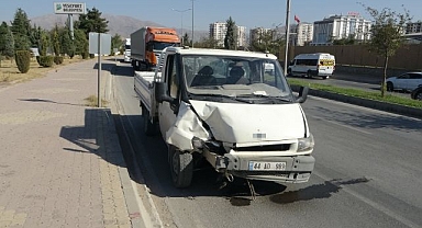 4 aracın karıştığı kaza trafiği felç etti