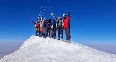 Ağrı Dağı’na zirve tırmanışı