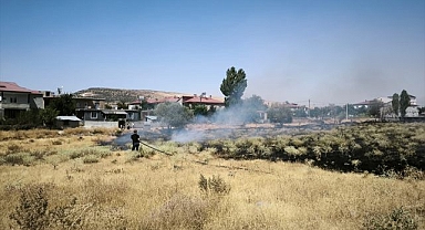 Alevler evlere ulaşamadan söndürüldü