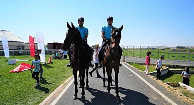Atlı jandarma birlikleri kutlamalara renk kattı