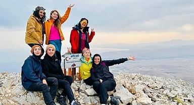 Aynı gün iki dağın zirvesine tırmandılar