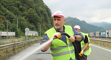 Başkan gönüllülerle birlikte çöpleri temizledi
