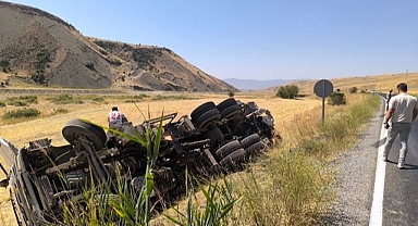 Beton pompası yüklü tır şarampole yuvarlandı