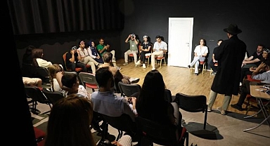 Bilet alan seyirci, bu kez oyuna dahil oldu