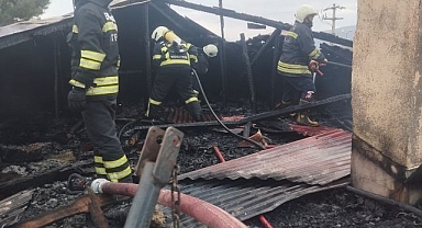 Binanın çatısında çıkan yangın korkuttu