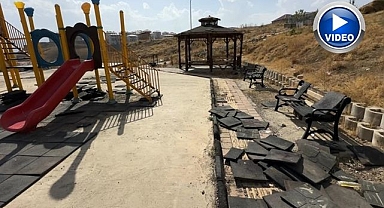 Çocuk parkına saldırıp yerle bir ettiler