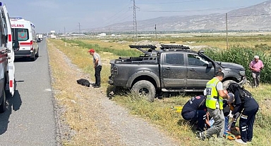 Devrilen kamyonetten sağ çıktılar!
