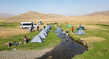 Doğaseverler mendereslerin arasında kamp keyfi yaşıyor