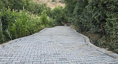 Engelli vatandaşın evinin yolu yenilendi