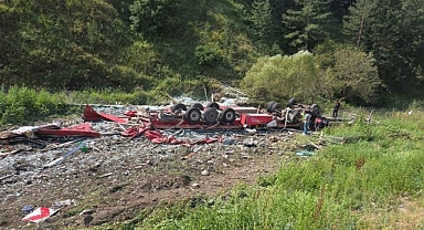 Erzurum'da devrilen tırda can verdi!