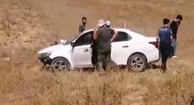 Erzurum'da otomobil tarlaya uçtu:1 yaralı