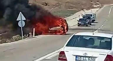 Erzurum'da park halindeki araç alev topuna döndü