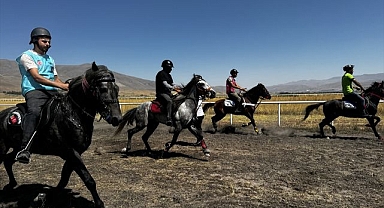 Erzurum'da rahvan at yarışları nefes kesti