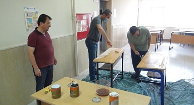 Fedakar öğretmenler okul sıralarını onardı