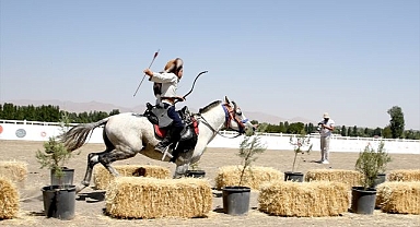 Genç sporcu at üstündeki başarısıyla göz dolduruyor