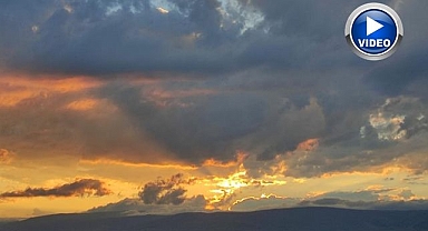 Gün doğumu gökyüzünü kızıla boyadı