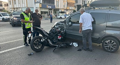 Hafif ticari araç ile motosiklet çarpıştı: 2 yaralı