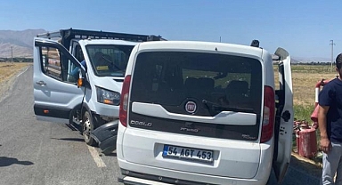 Hafif ticari araç ve kamyonet kafa kafaya çarpıştı!