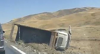 Hafriyat kamyonu şarampole yuvarlandı