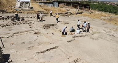 Depremde hasar alan kale duvarları onarılıyor