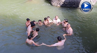 Hem serinliyorlar, hem eğleniyorlar...