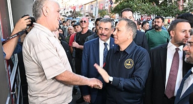 İçişleri Bakanı Ali Yerlikaya Erzurum'da esnafla buluştu