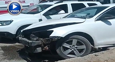 İki araç kafa kafa çarpıştı: 2 yaralı