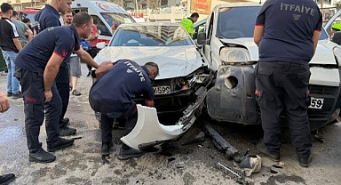 İki otomobil çarpıştı: 1'i çocuk 3 yaralı