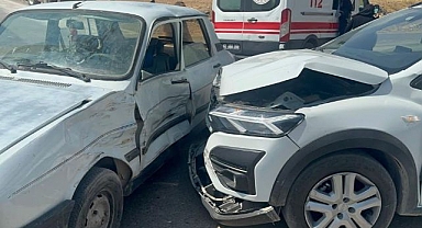 İki otomobilin çarpıştığı kazada 5 kişi yaralandı