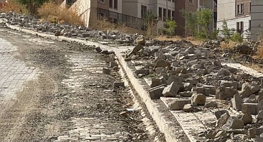 Kaldırımlardaki moloz yığınları tepkilere neden oldu