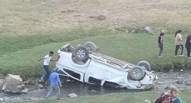 Kamyonet uçuruma yuvarlandı: 6 yaralı