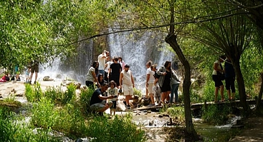 Kavurucu sıcaklarda şelalede serinliyorlar