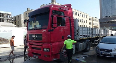 Malzeme taşıyan tır yayaya çarptı!