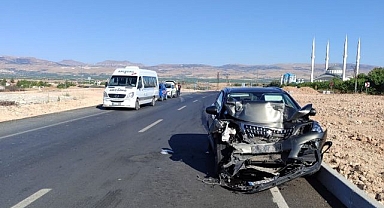 Minibüs ile otomobil çarpıştı: 9 yaralı