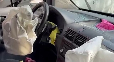 Minibüs ile otomobil kafa kafaya çarpıştı: 3 yaralı