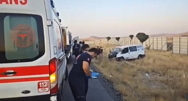 Minibüs takla attı: 2 ölü, 3 yaralı