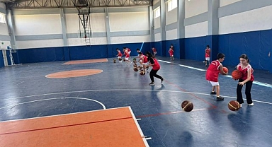 Minikler basketbol ile yaz tatillerini değerlendiriyor