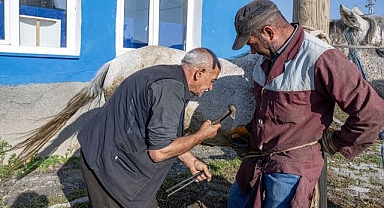 Nalbant aile, köyleri gezerek atları hasada hazırlıyor