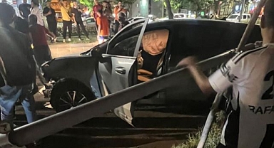 Otomobil aydınlatma direğine çarptı